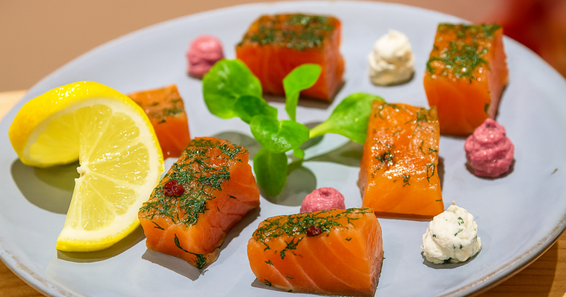 Gravlax de saumon &agrave; l&rsquo;aneth et baies roses