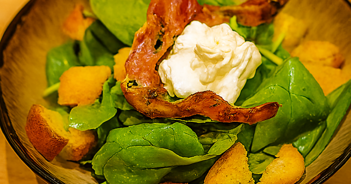 Salade de jeunes pousses d’épinard à la lyonnaise