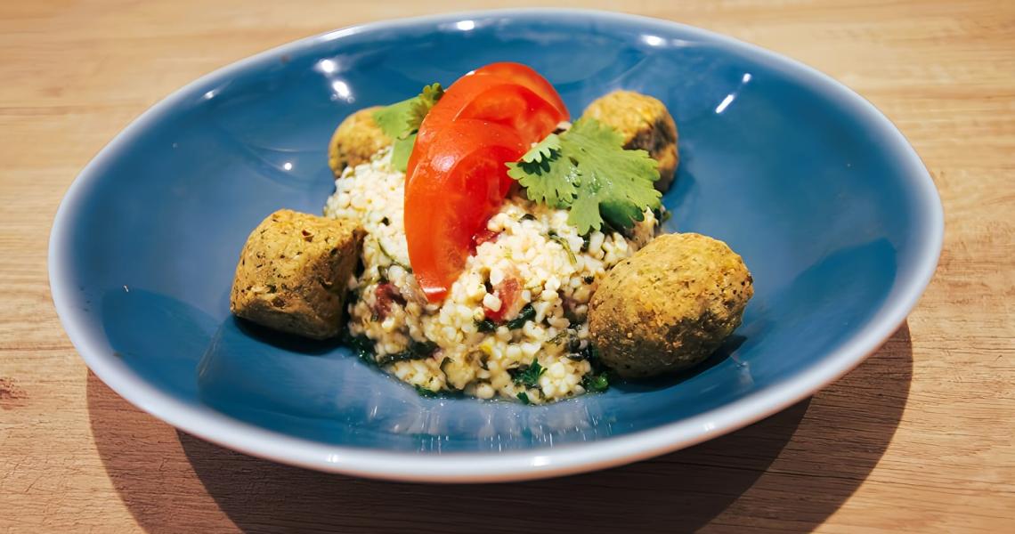 Taboulé libanais et falafels à la menthe et coriandre