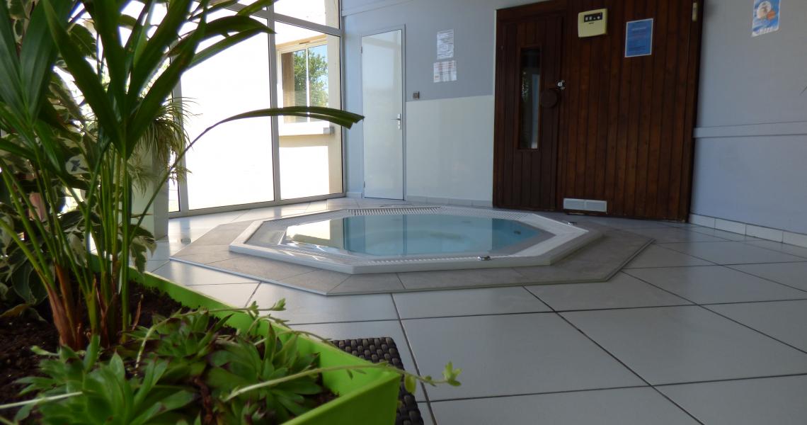 Inspiration by balladins villefranche de rouergue - jacuzzi 1