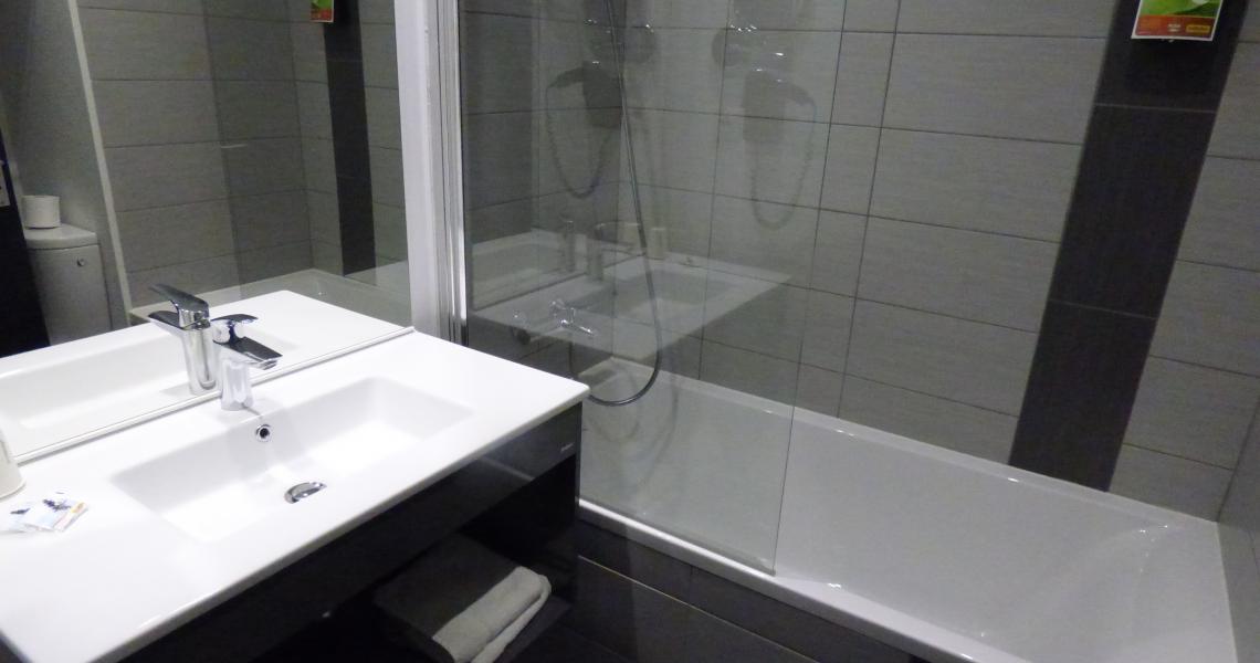 Salle de bains 2 - inspiration by balladins villefranche-de-rouergue