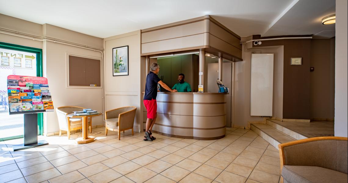 Hotel de la gare chateauroux - lobby reception 1-2
