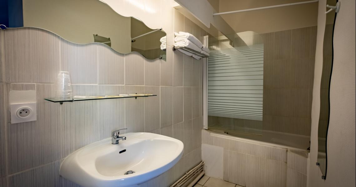 Hotel de la gare chateauroux - salle de bains