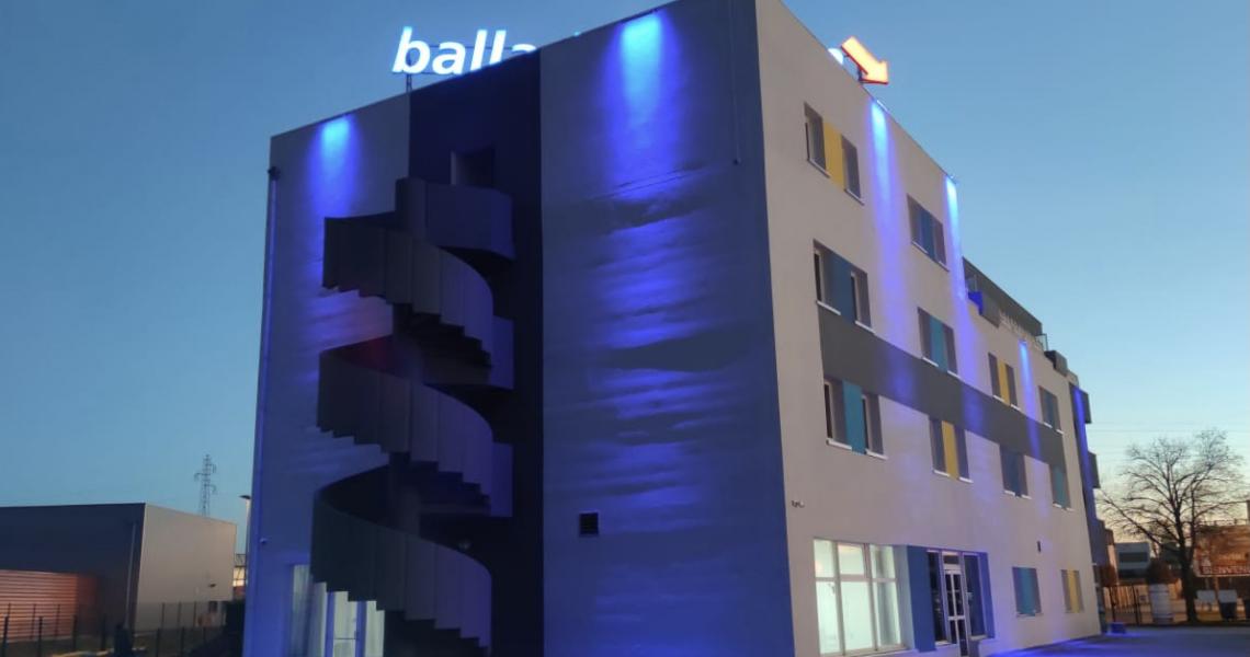 Facade nuit - initial by balladins dijon nord