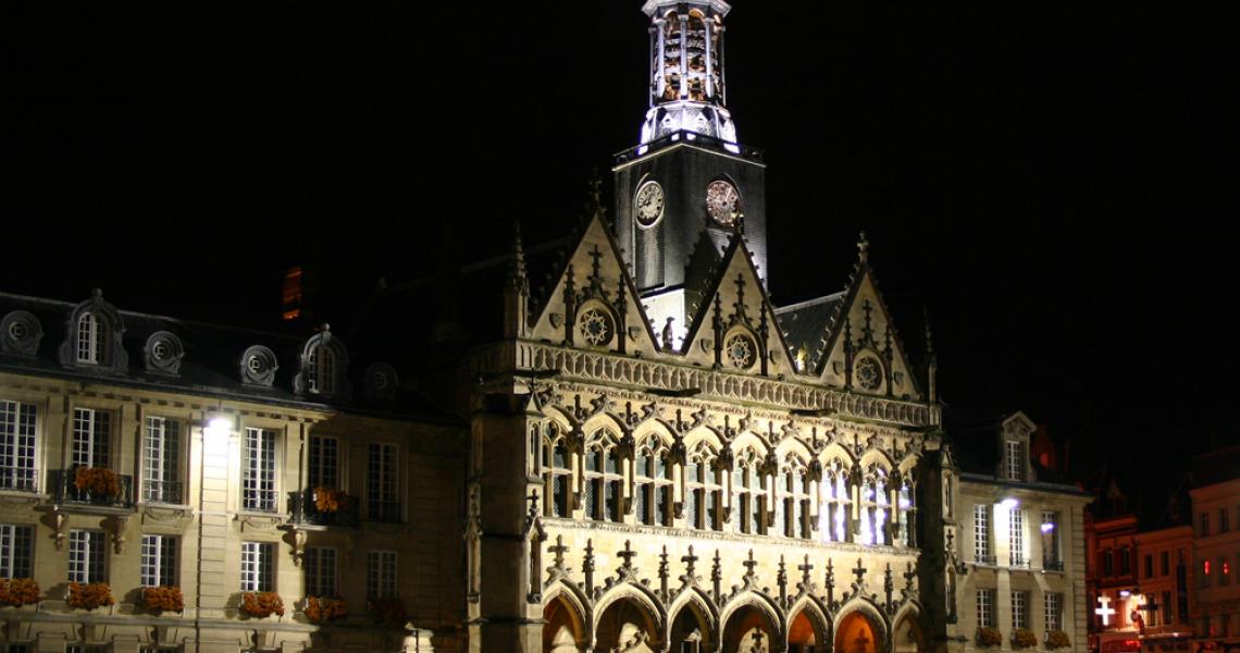 L'hôtel de ville, de nuit