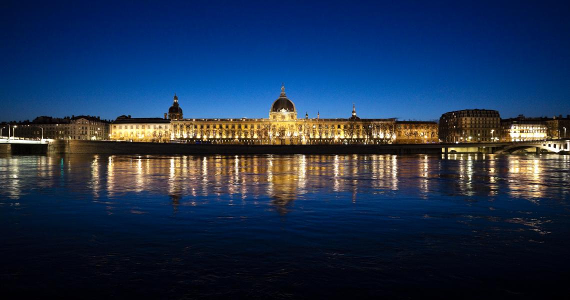 L'Hôtel-Dieu, au bord du Rhône