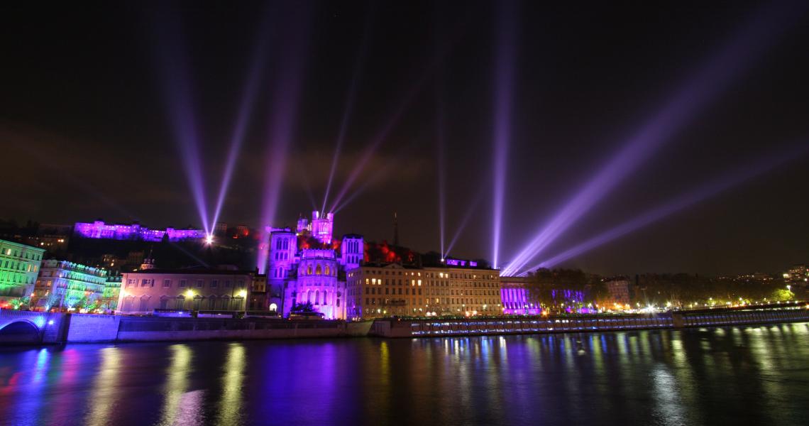 Les quais de Saône et la Cathédrale Saint-Jean au premier plan