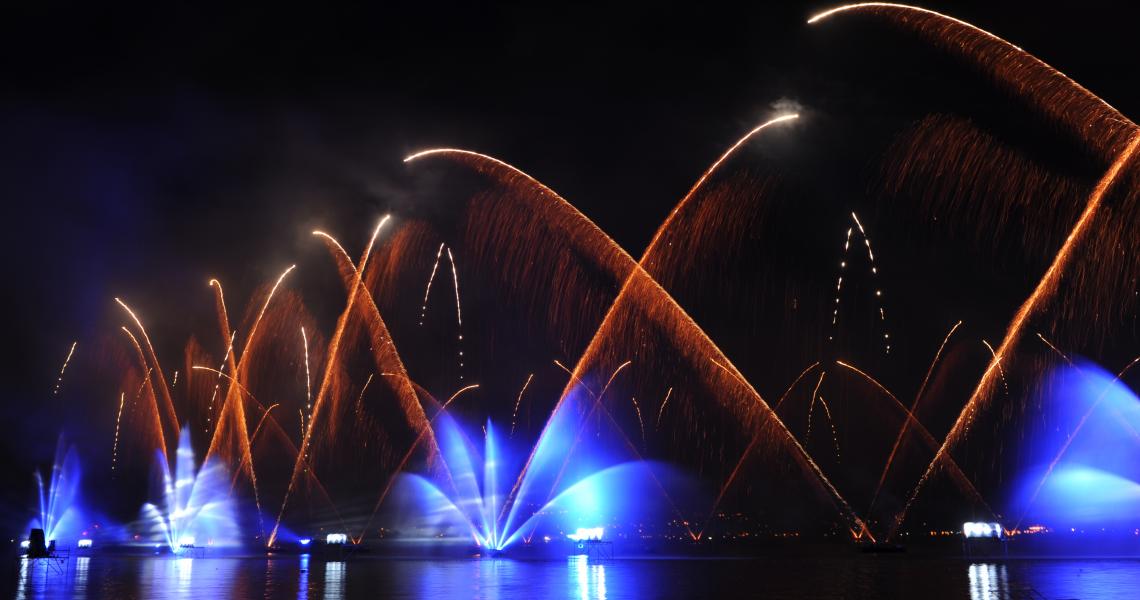 Les feux d'artifices tirés depuis le lac