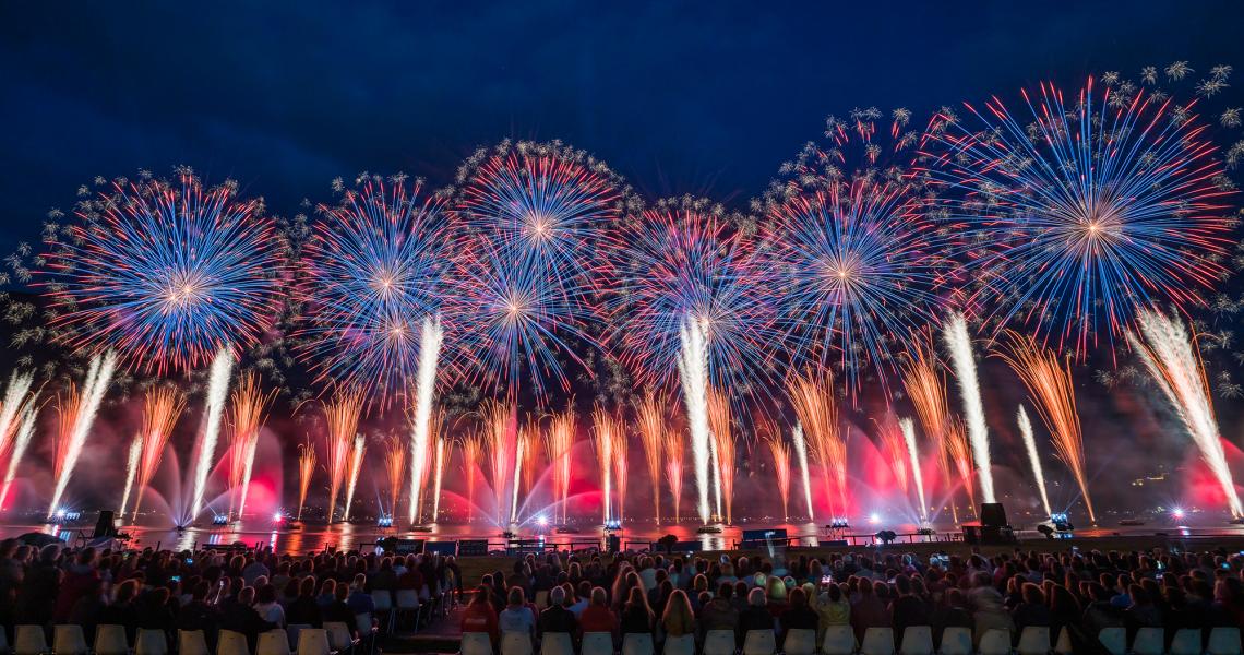 Spectacle pyrotechnique au bord du Lac