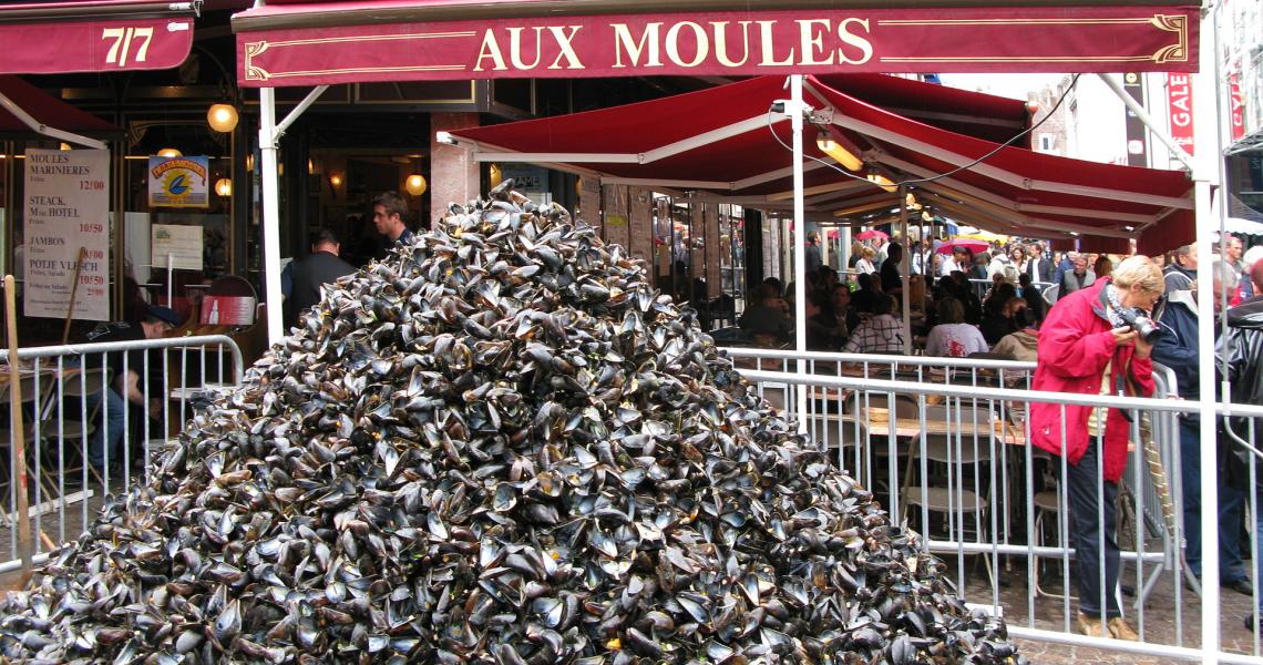 Tas de moules traditionnel devant un restaurant