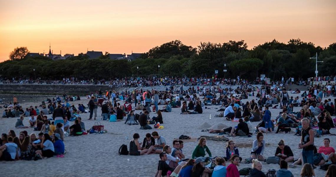 Détente sur la plage pendant le festival