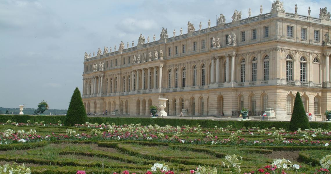 Façade Sud sur les parterres des jardins français