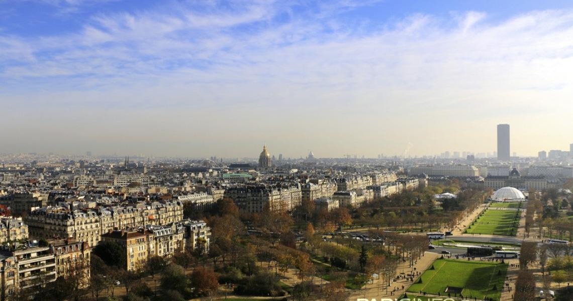 Panorama sur le Champs de Mars et les toits de Paris