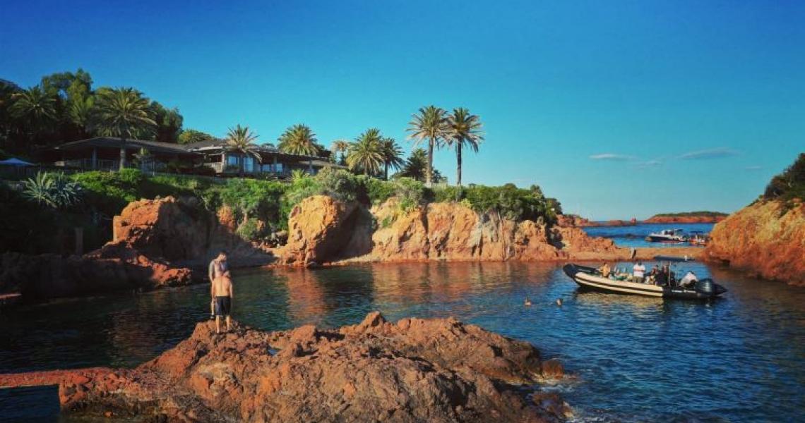 Excursion-calanque-esterel-en-bateau-depuis-st-raphael-768x512